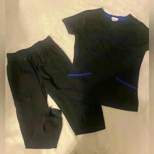 Women’s Scrubstar set of scrubs Top & pants are Small in black top has blue trim